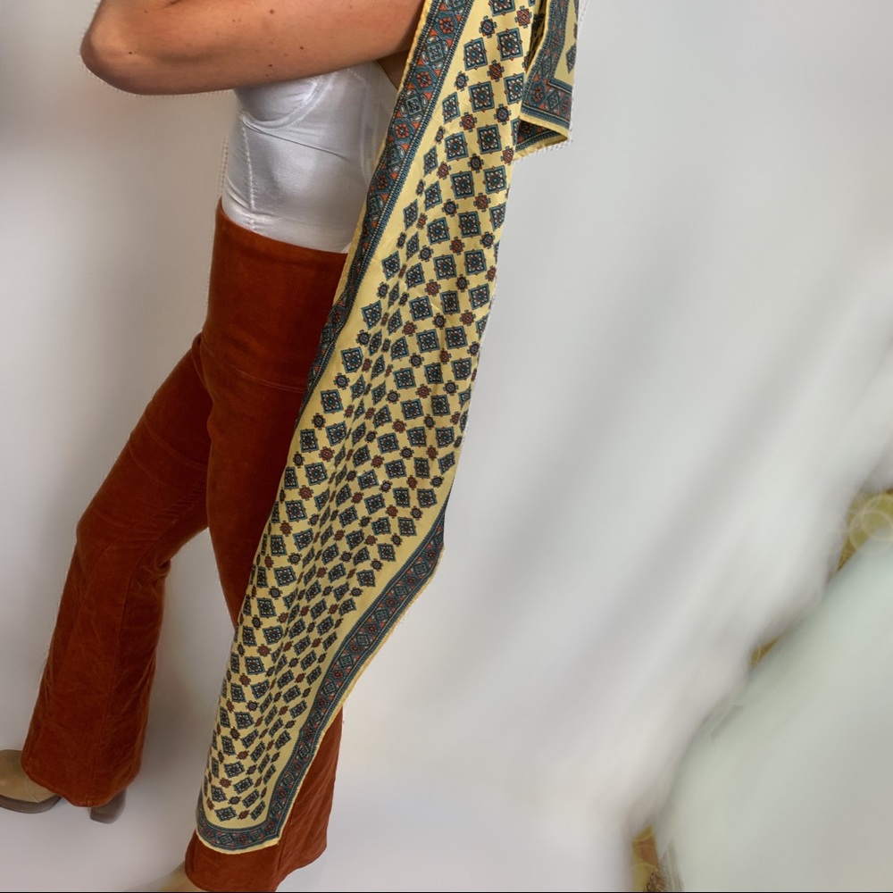 🥂🥂 Vintage Pattern Scarf 🥂🥂 - Picture 4 of 4